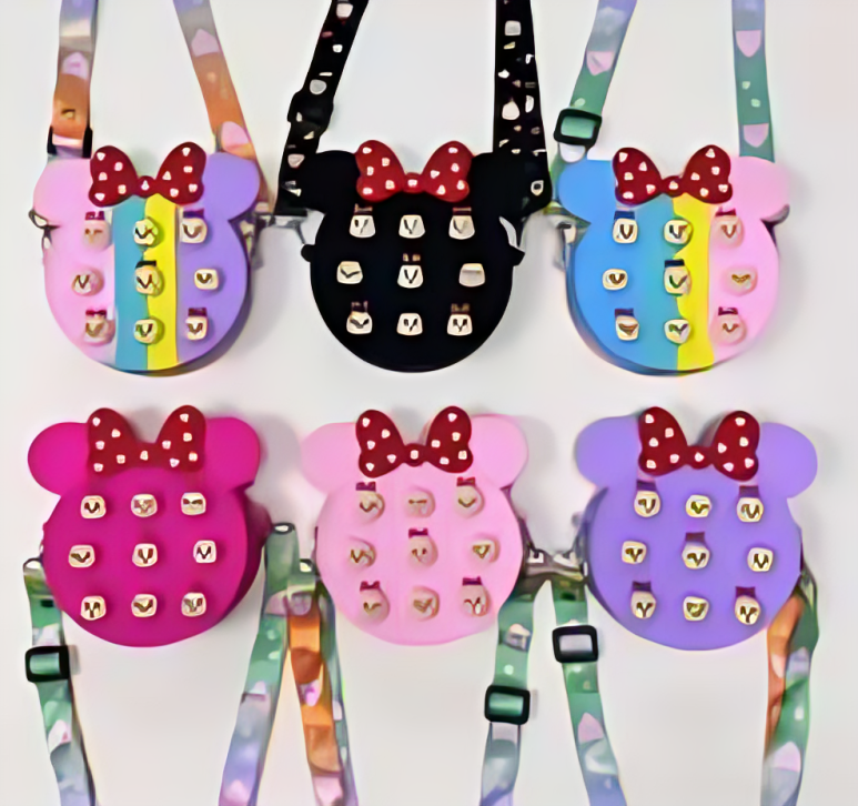 Monedero de silicona con tira colgante para hombro Estilo de Minnie mouse - KM-18 Imagen principal del producto