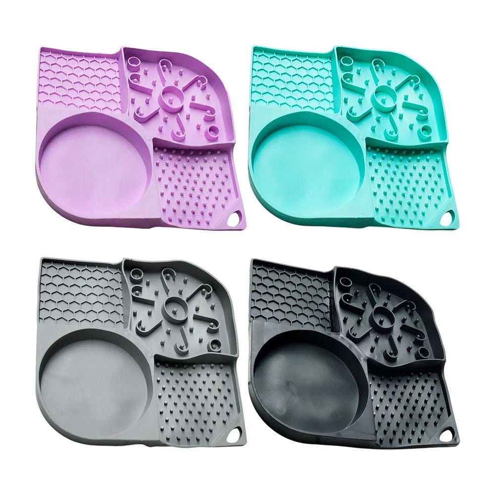 Plato plano interactivo anti asfixia 21x21cm para alimentar mascotas con 4 diferentes compartimientos y ventosa adheribles, variedad de colores - JR2406 - Mishop Mexico Imagen principal del producto